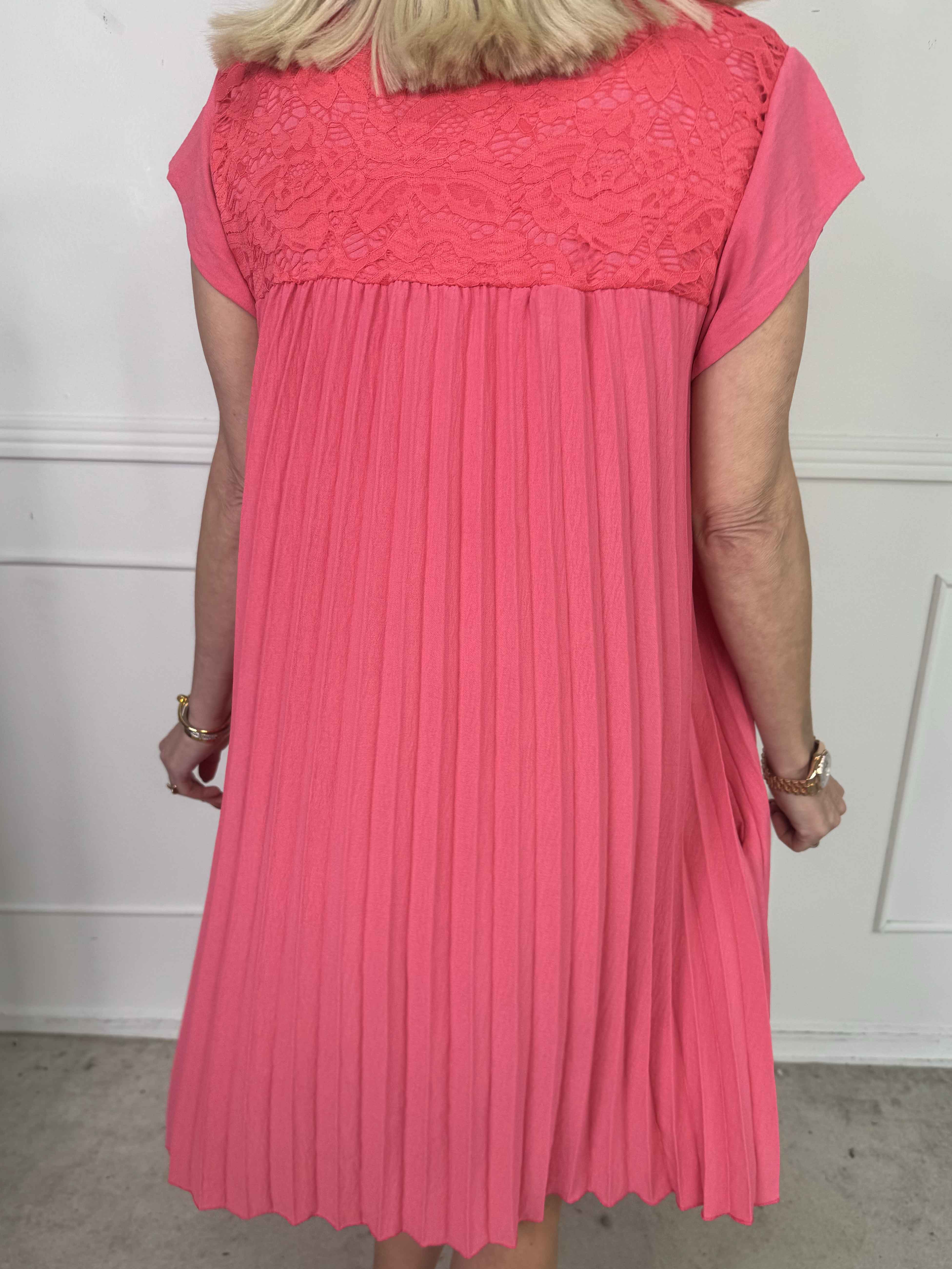 Nancy Lace Short - Plisseret kjole med blonde og lommer